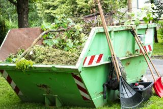 Befüllter Grünschnittcontainer