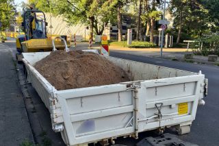 Container mit Erdaushub