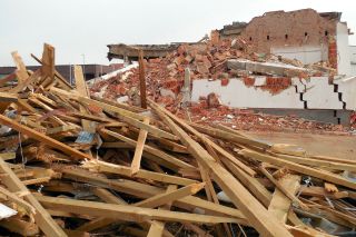 Altholz auf Baustelle