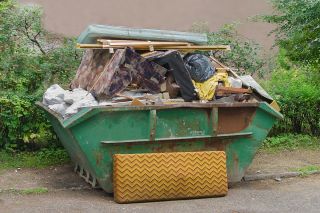 Überfüllter Sperrmüllcontainer
