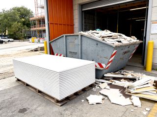 Rigips, Gipskartonplatten im Container entsorgen