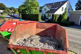 Befüllter Bauschuttcontainer