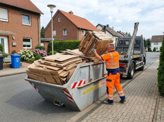 Regionaler Containerdienst holt Papiercontainer mit Altpapier ab