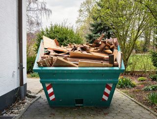 Container mit Altholz gefüllt