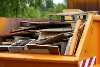 Sperriger Abfall im Container