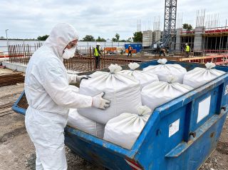 Mineralwolle sicher entsorgen mit Schutzausrüstung
